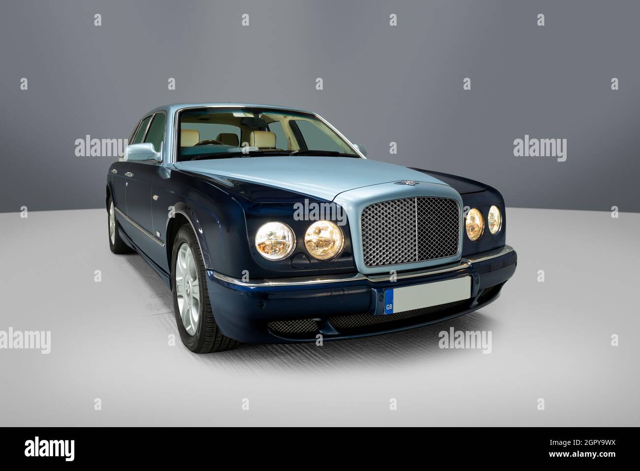 Versetzte Vorderansicht eines zweifarbigen blauen 2006 Bentley Arnage R Mulliner 6.76 V8 Twin Turbo Stockfoto