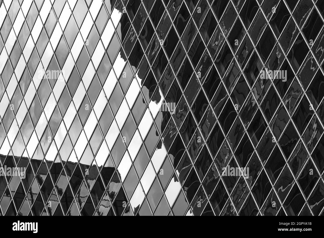 Nahaufnahme der Spiegelung zweier Wolkenkratzer in Chicago Stockfoto