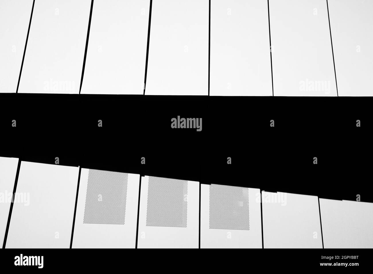 Extreme Nahaufnahme von abstrakten Schatten auf der Außenseite des zeitgenössischen Gebäudes kann als Metapher verwendet werden Stockfoto