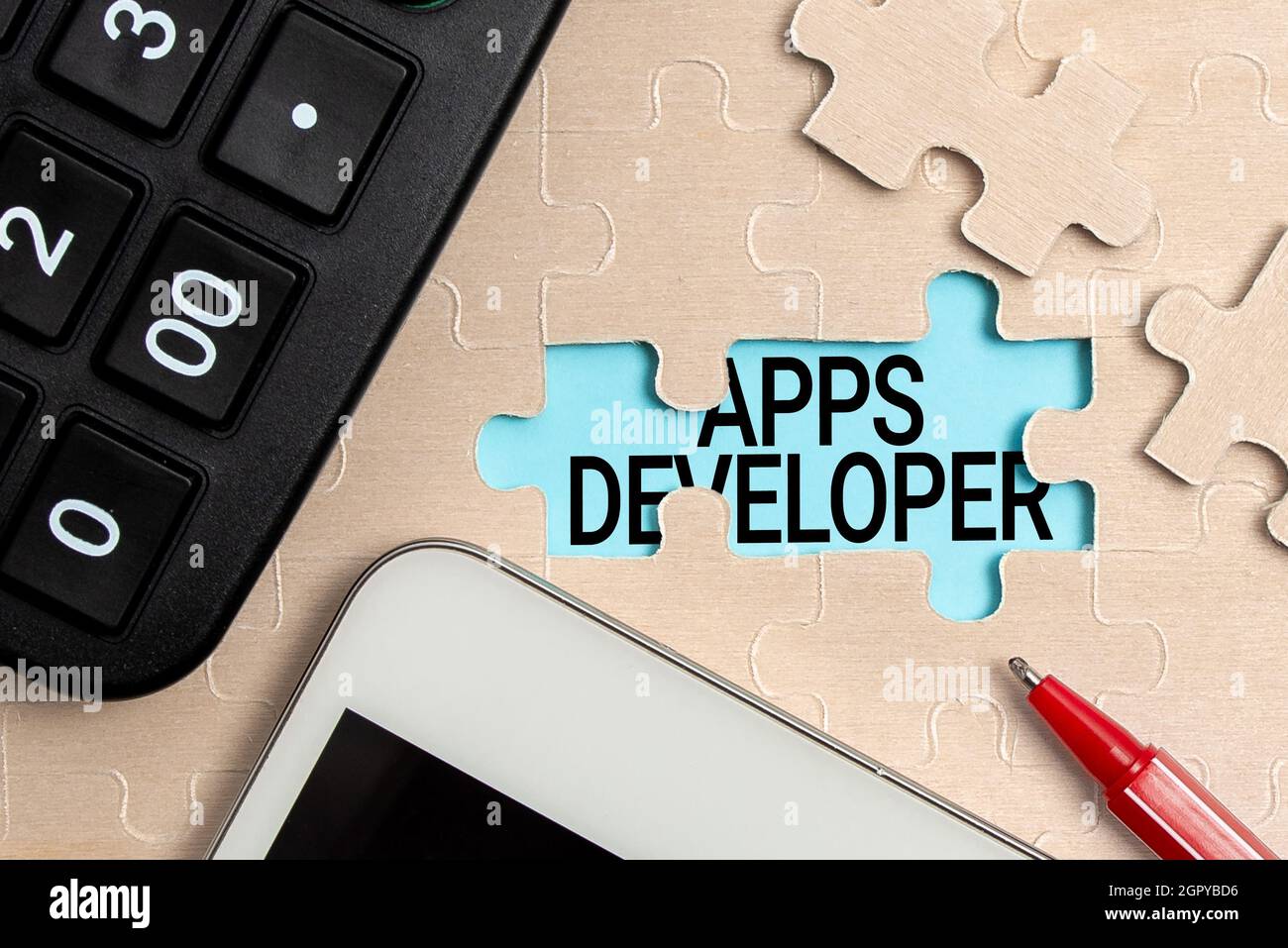 Textunterschrift mit Darstellung von Apps Developer. Konzept Bedeutung Grafiker Software Programmierer und Analyst Experten Erstellen einer unvollendeten weißen Jigsaw Stockfoto