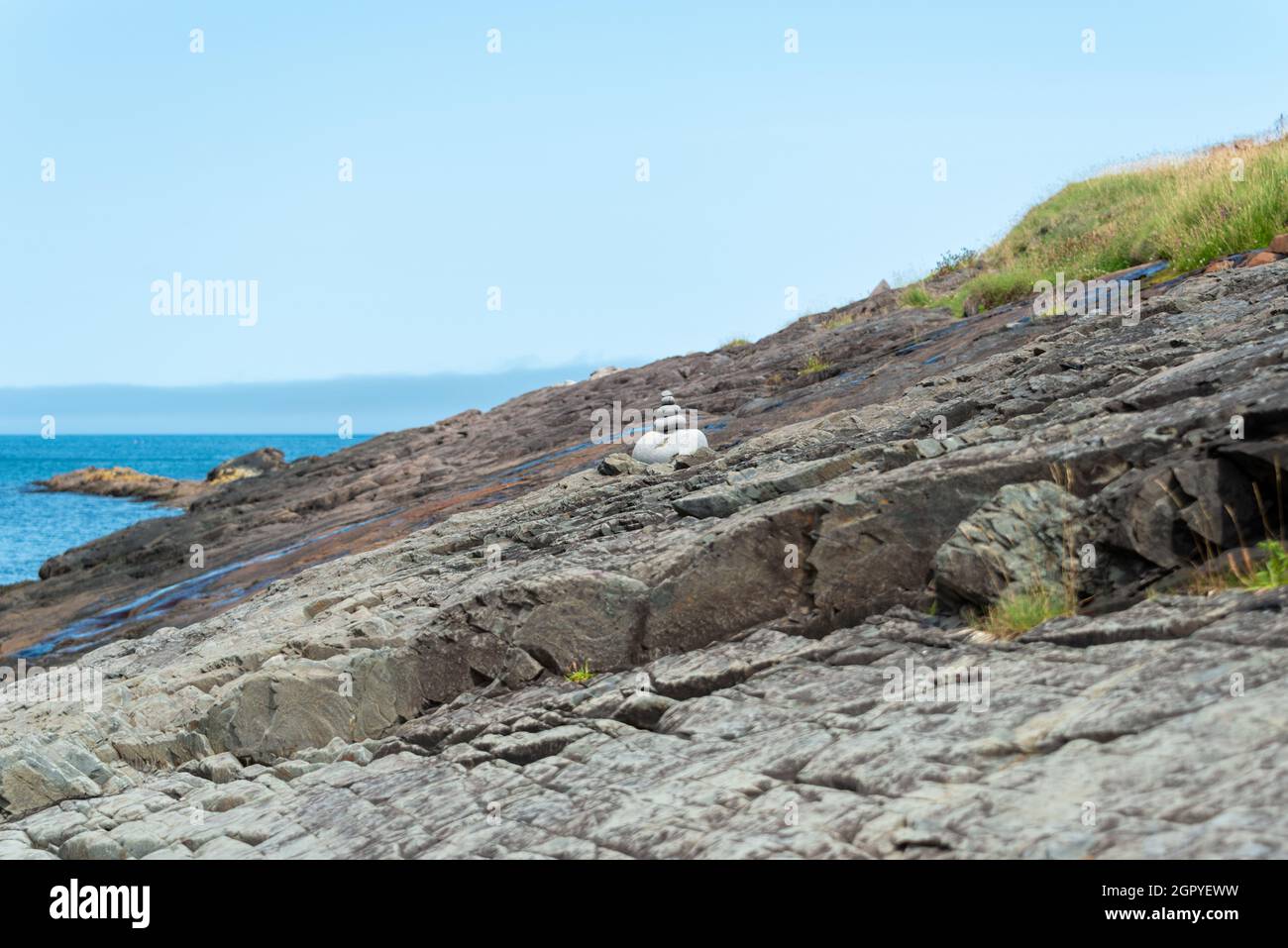 Inukschuk, der Stapel der Granitfelsen in Form des Menschen. Die Formation ist ein Richtungssymbol. Die Inuit-Figur steht hoch auf einem Hügel. Stockfoto