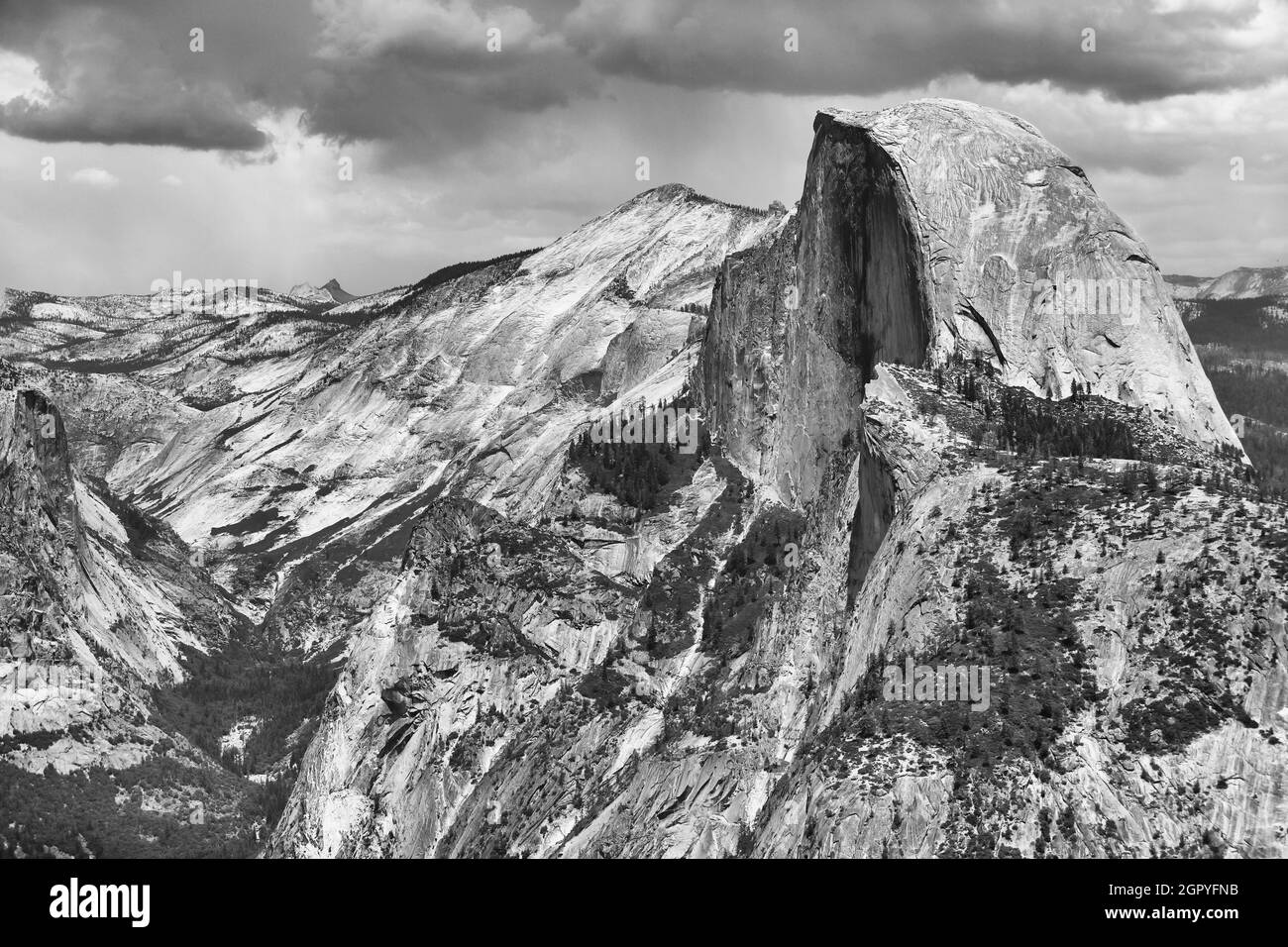 Yosemite National Park - Half Dome in Schwarz und Weiß Stockfoto