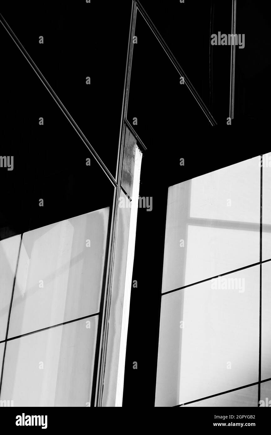 Extreme Nahaufnahme von abstrakten Schatten auf der Außenseite des zeitgenössischen Gebäudes kann als Metapher verwendet werden Stockfoto