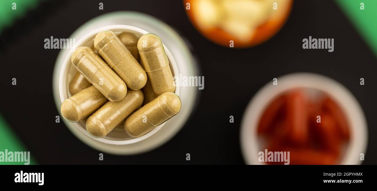 Multivitamin Ergänzung Kapseln selektiven Fokus Foto. Immununterstützung medizinisches Konzept Stockfoto