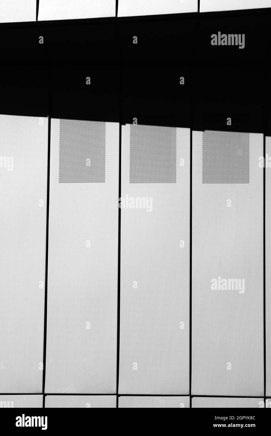 Extreme Nahaufnahme von abstrakten Schatten auf der Außenseite des zeitgenössischen Gebäudes kann als Metapher verwendet werden Stockfoto