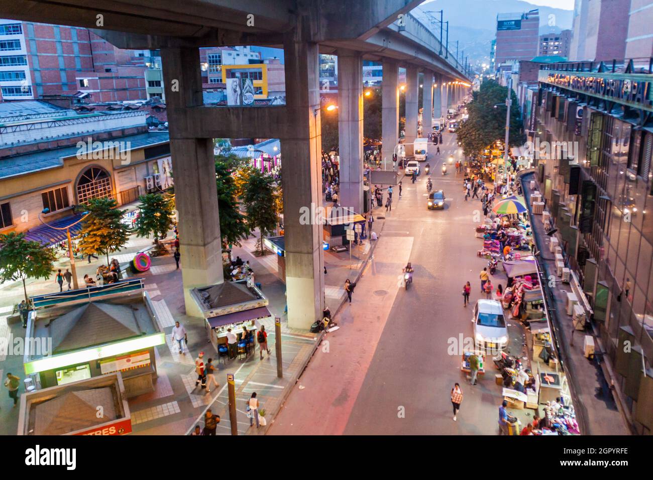 MEDELLIN, KOLUMBIEN - 1. SEPTEMBER: Blick auf einen erhöhten Abschnitt der Metro Medellin. Stockfoto