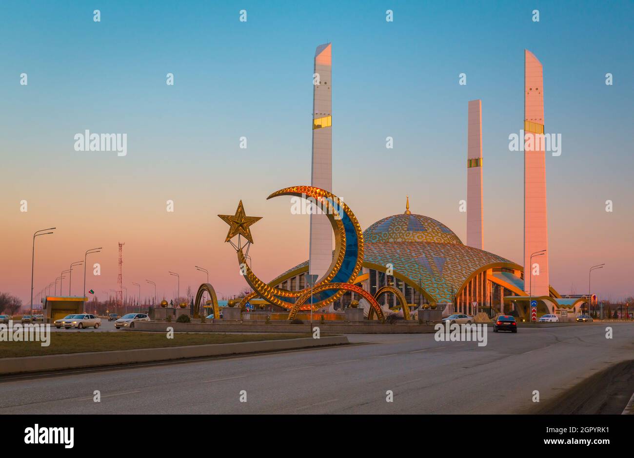 Moschee In Der Stadt Argun. Tschetschenische Republik. Riesenrad In Der Stadt Gegen Klaren Himmel Bei Sonnenuntergang Stockfoto