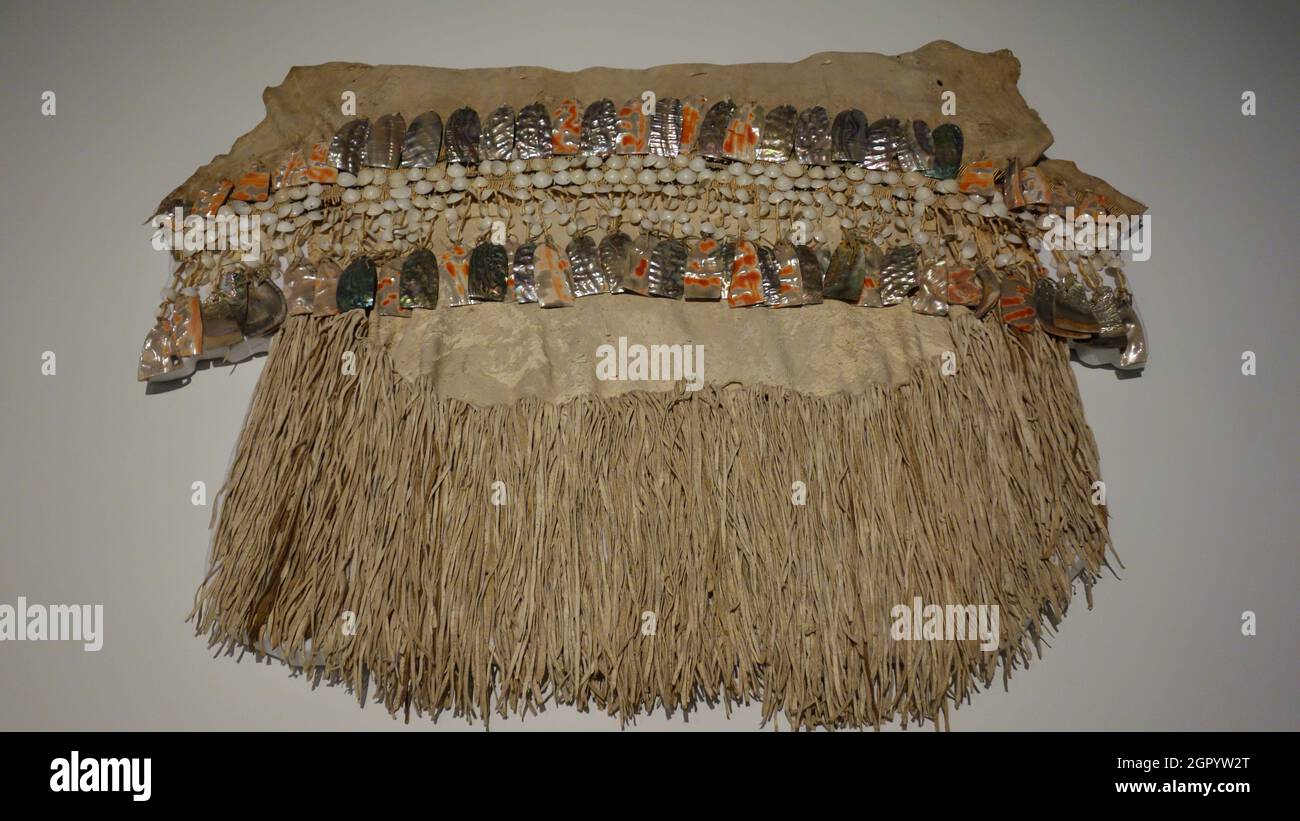 Rock, der von Yurok People im Denver Art Museum aus Leder, Muscheln, Abalone-Muscheln und Pflanzenfasern hergestellt wurde Stockfoto