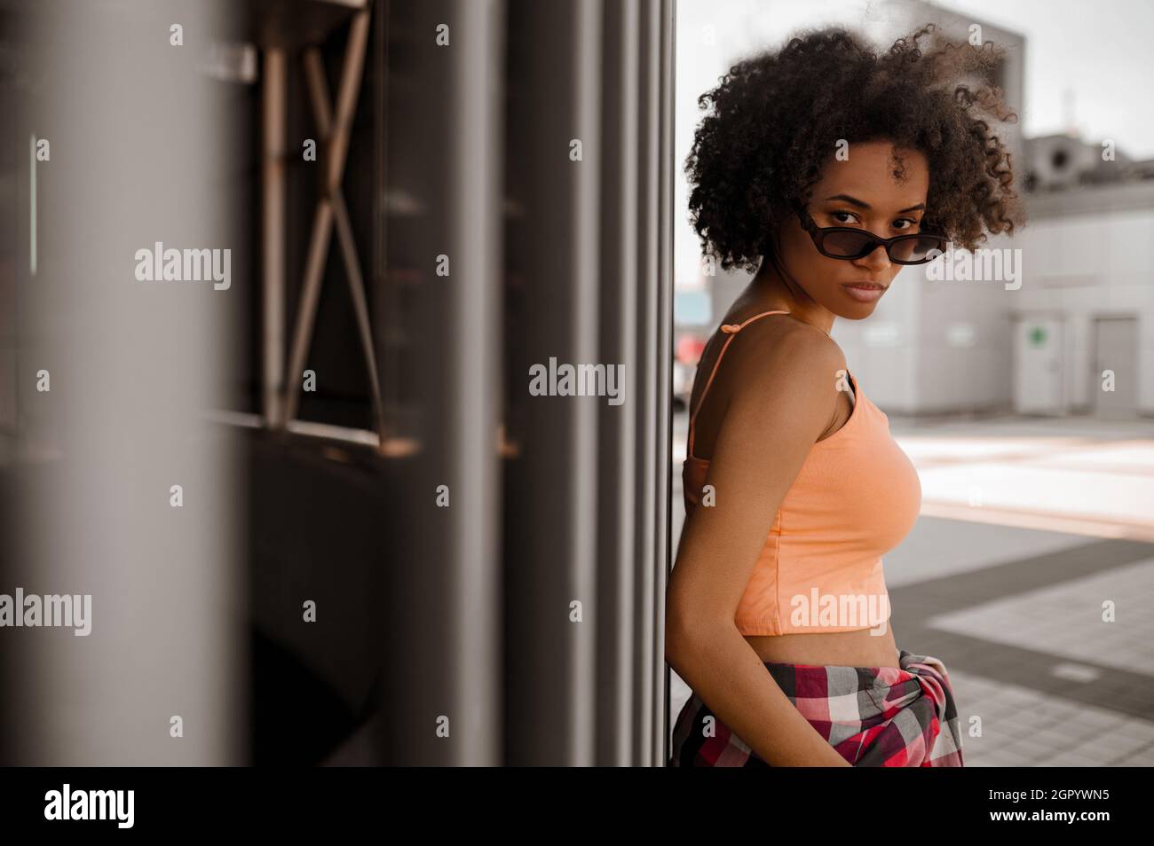Eine junge, süße dunkelhäutige Frau, die selbstbewusst aussieht Stockfoto