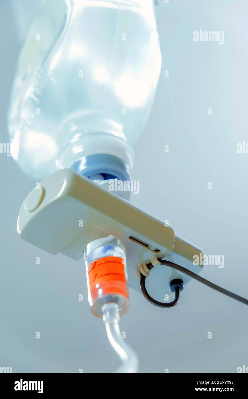 Medizinische Versorgung, Detail der IV-Kochsalzlösung für Patienten im Krankenhaus Stockfoto