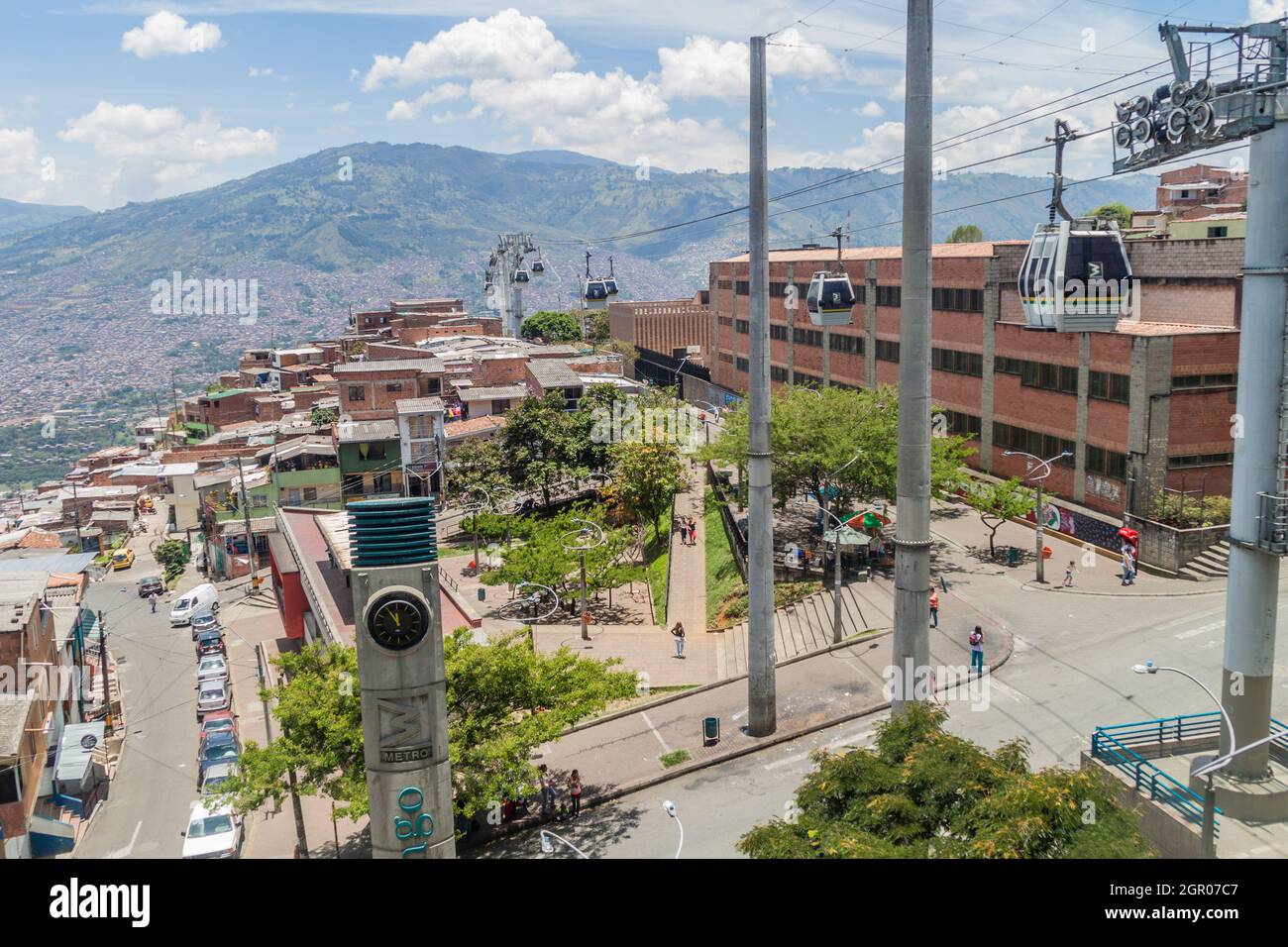MEDELLIN, KOLUMBIEN - 4. SEPTEMBER: Das Seilbahn-System von Medellin verbindet arme Viertel in den Hügeln rund um die Stadt. Stockfoto
