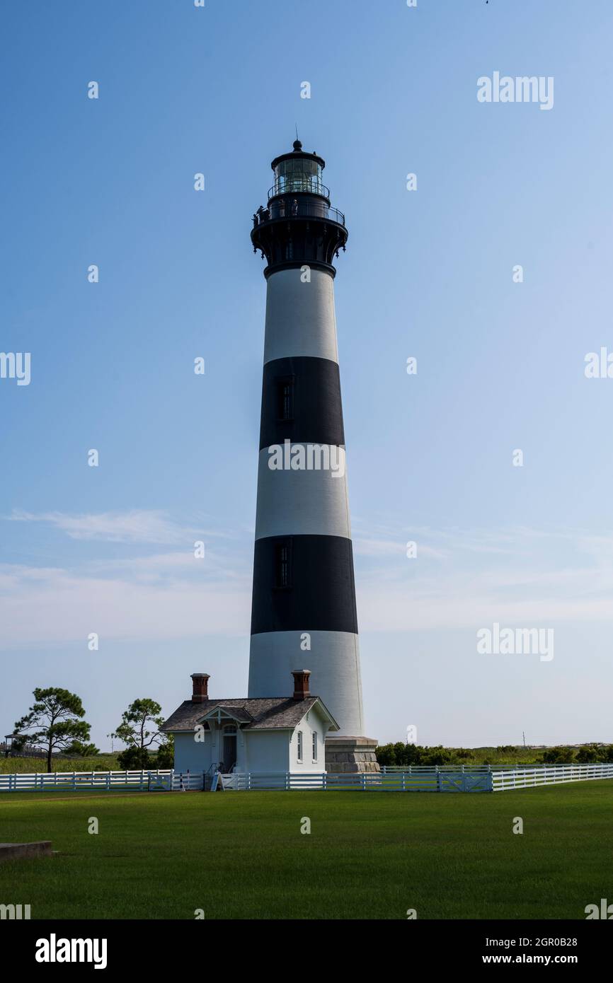 Vertikale Landschaftsaufnahme der Bodie Island Lighthoiuse am Outer Banks von North Carolina Stockfoto