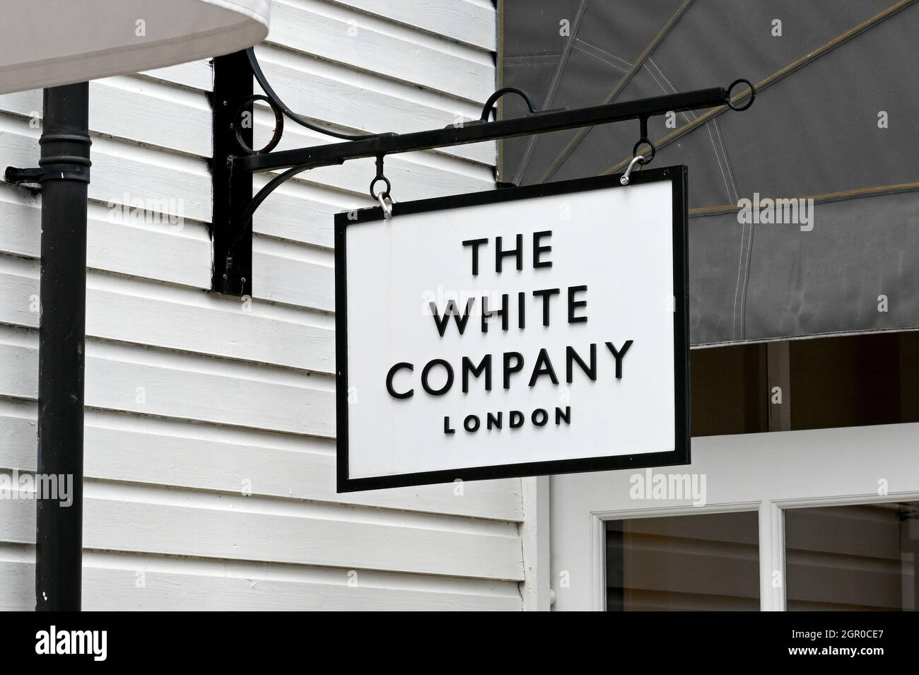 Bicester, England - 2021. Juni: Unterschreiben Sie vor einer Zweigstelle der White Company. Keine Personen. Stockfoto