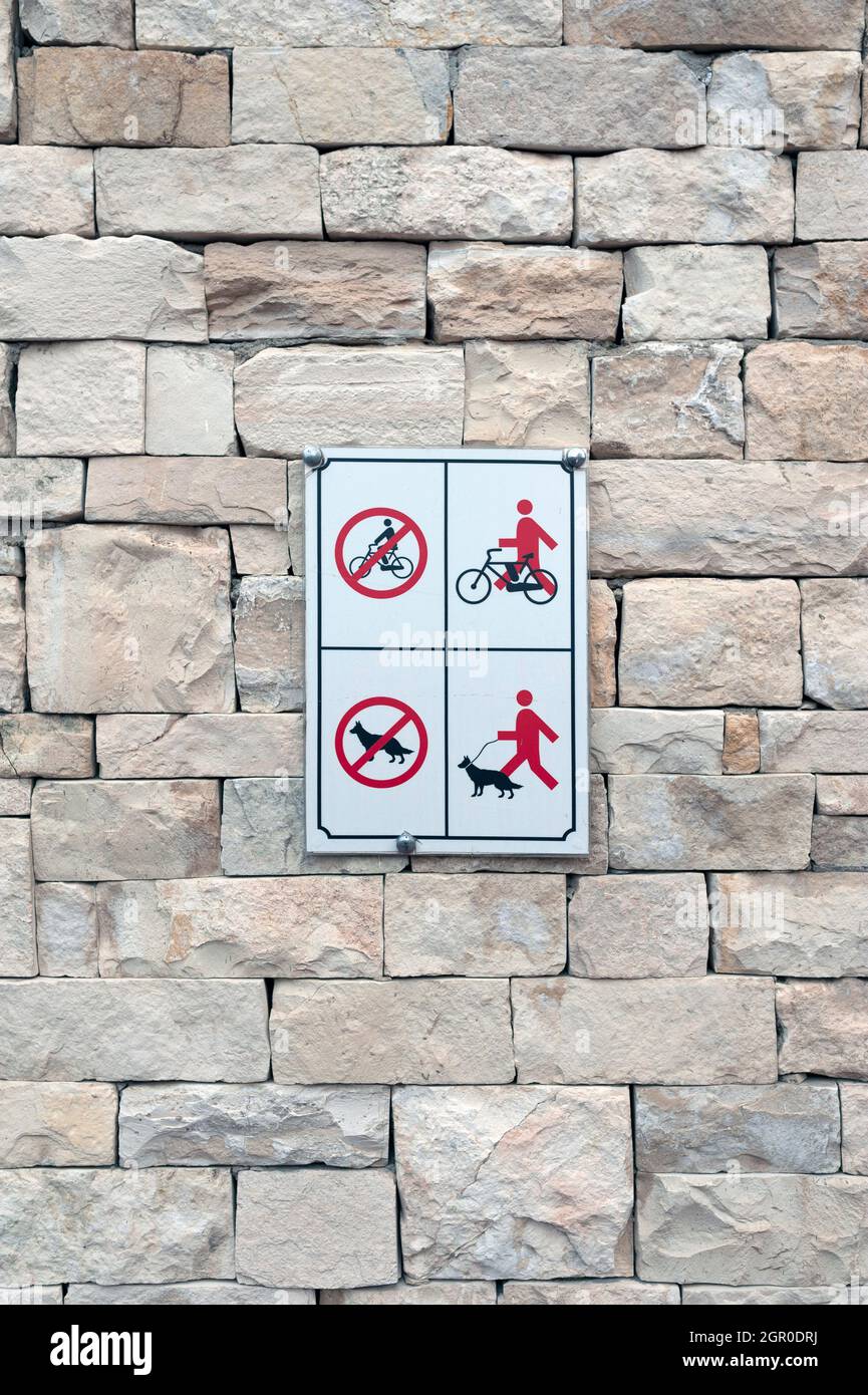 Keine Hunde und keine Fahrräder Warnschild an der Wand Stockfoto