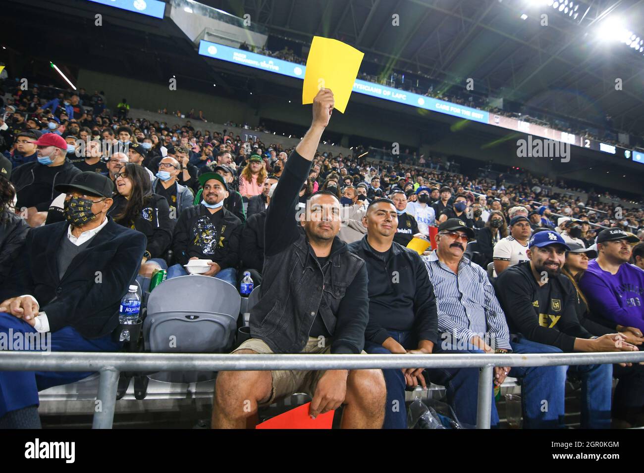 Fans halten während eines MLS-Fußballspiels am Mittwoch, den 29. September 2021 in Los Angeles gelbe Karten hoch. (Dylan Stewart/Bild von Sport) Stockfoto