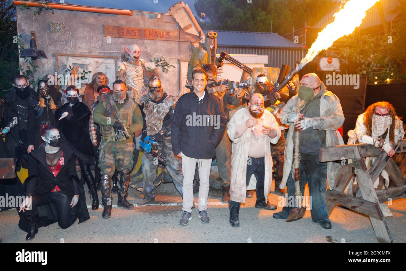 Rust, Deutschland - 29. September 2021: Europa-Park, Horror Nights - Traumatica mit Thomas Mack, Mitglied der Eigentümerfamilie zusammen mit Werewolfs, Ghouls und Dämonen. Scary Monster Show, Halloween, Horror, grimmig, Bluebanana Unterhaltung, Stockfoto
