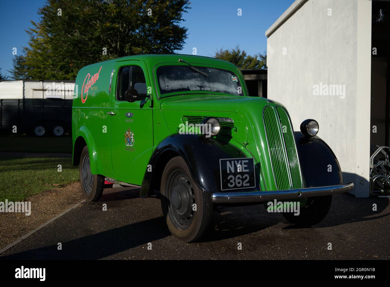 Der alte Ford Van in der Lackierung von Castrol Motor Oil aus den 1950er Jahren parkte in Goodwood. Stockfoto