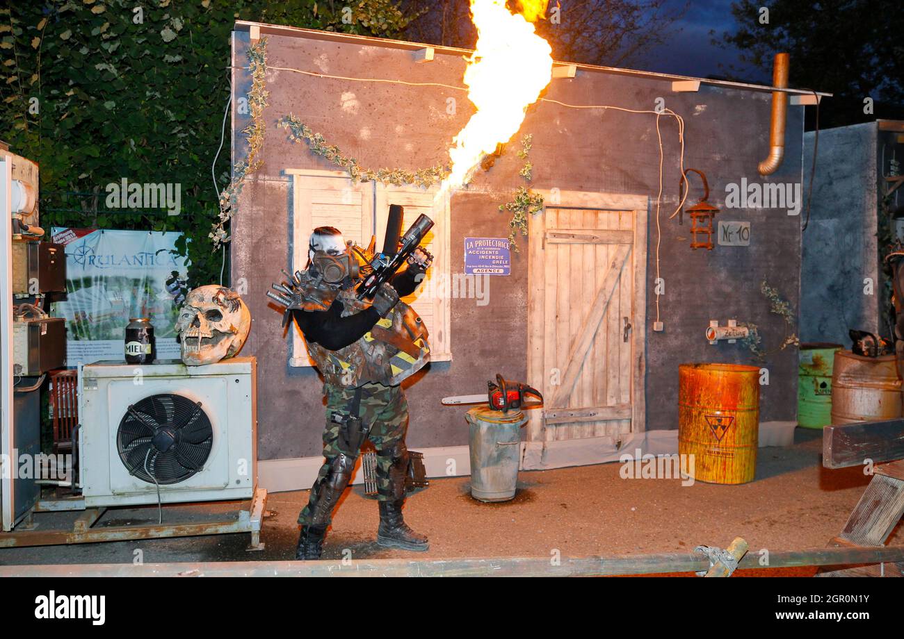 Rust, Deutschland. September 2021. Rust, Deutschland - 29. September 2021: Europa-Park, Horror Nights - Traumatica mit Werewolfs, Ghouls und Dämonen. Scary Monster Show, Halloween, Horror, grimmig, Bluebanana Unterhaltung, Flame Credit: dpa/Alamy Live News Stockfoto