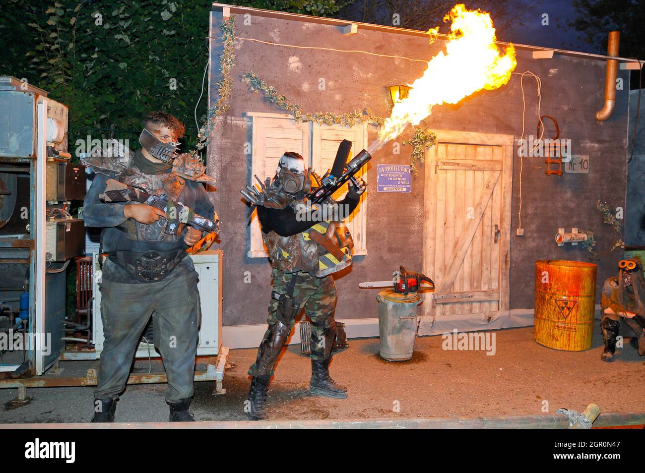 Rust, Deutschland. September 2021. Rust, Deutschland - 29. September 2021: Europa-Park, Horror Nights - Traumatica mit Werewolfs, Ghouls und Dämonen. Scary Monster Show, Halloween, Horror, grimmig, Bluebanana Unterhaltung, Flame Credit: dpa/Alamy Live News Stockfoto