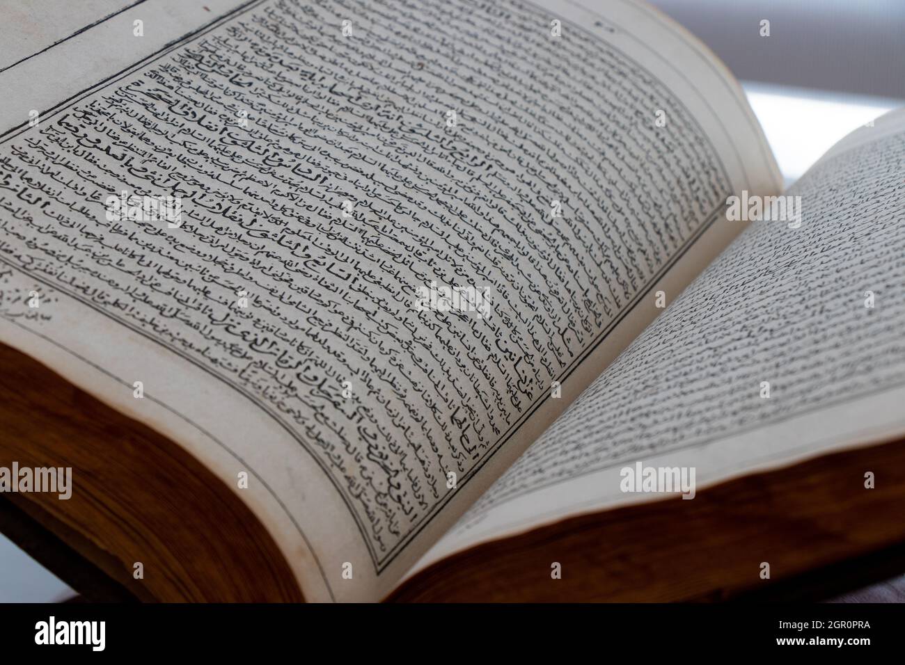 Antikes Buch im Nizami Ganjavi Museum in Ganja - Aserbaidschan, 10. September 2021. Mittelalterliche Handschrift von Khamsa. Stockfoto