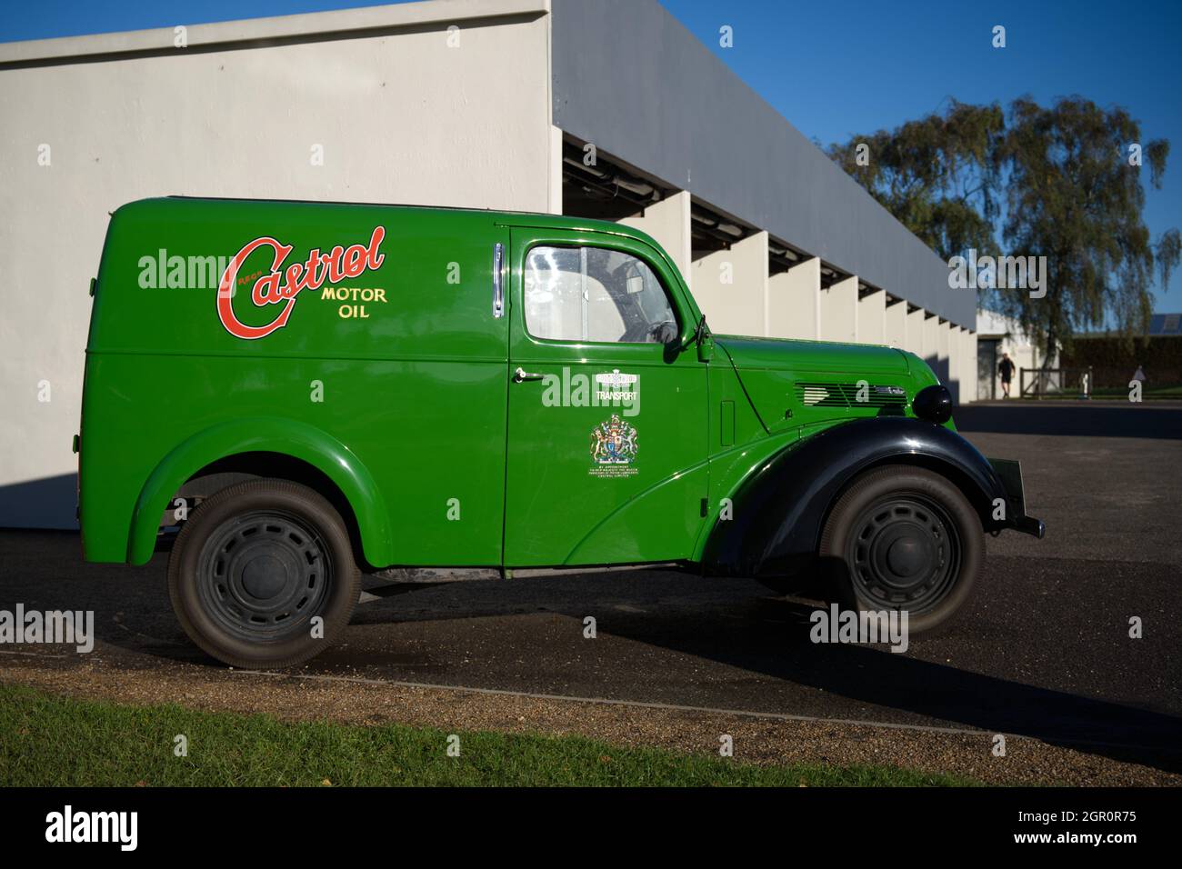 Ein klassischer alter Ford Van in der Lackierung von Castrol Motor Oil aus den 1950er Jahren parkte bei Goodwood. Stockfoto