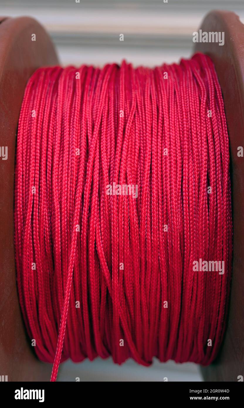 Rot gefärbtes Seil, rot gefärbtes dickes geflochtenes Seil, rot gefärbtes Seil, rot gefärbtes Seil, rot gefärbtes Drahtseil Stockfoto