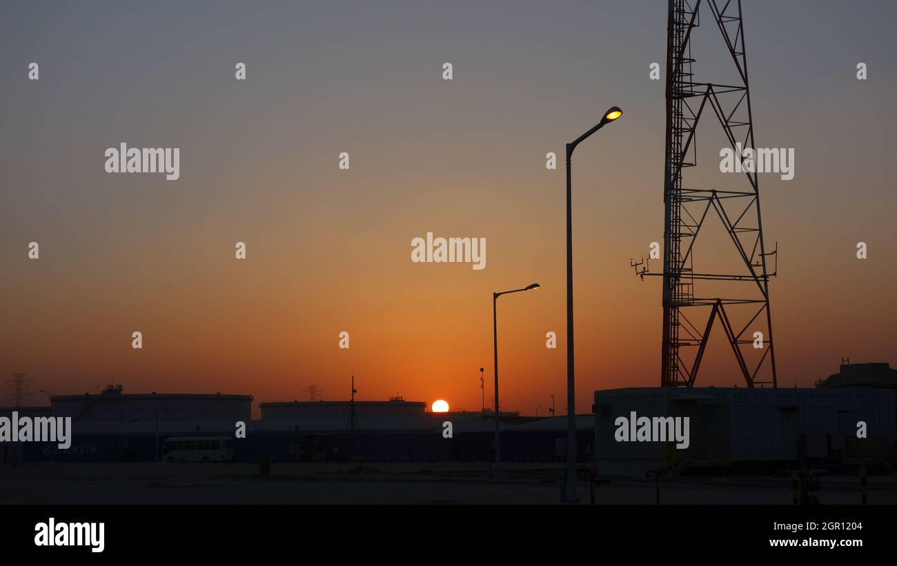 Der orangefarbene Sonnenaufgang des Winters in einem Industriegebiet des Nahen Ostens Stockfoto