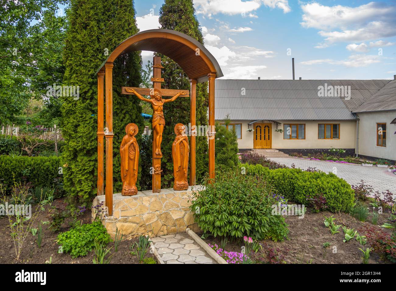 Pripiceni-Curchi, Republik Moldau - 01. Mai 2016: Blick auf das Kloster der Heilige große Märtyrer Dumitru. Holzkreuz. Stockfoto