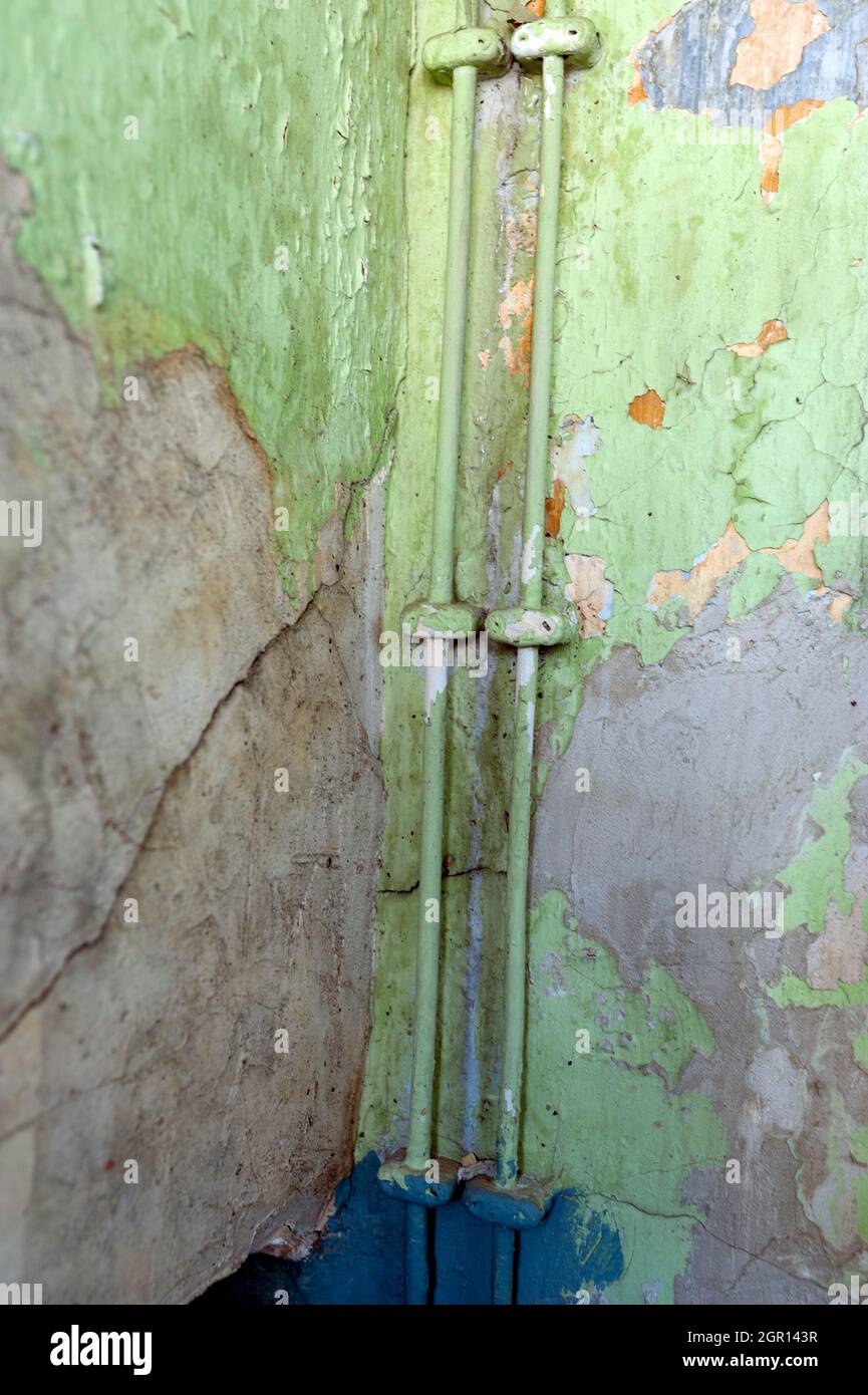 Elektrokabel an abgenutzter alter Wand Stockfoto