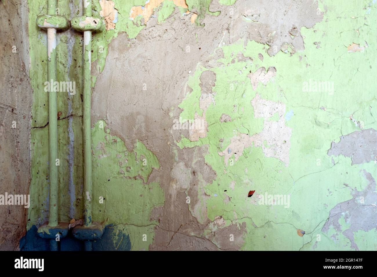 Elektrokabel an abgenutzter alter Wand Stockfoto