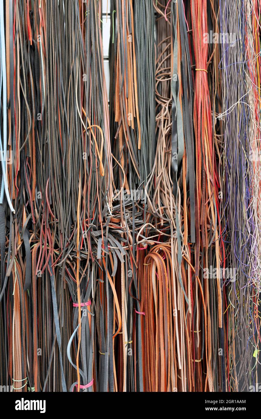 Elektrokabel an abgenutzter alter Wand Stockfoto