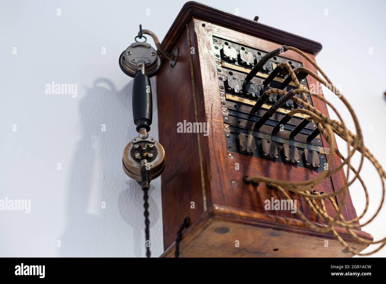 Details des antiken Telefon-Sets aus Holz. Stockfoto