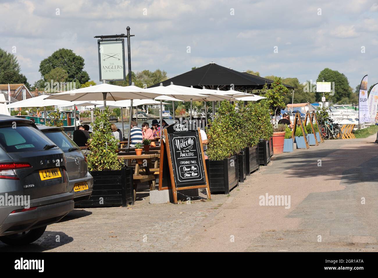 Englischer Pub am Fluss in Walton-on-Thames, Surrey, Großbritannien Stockfoto
