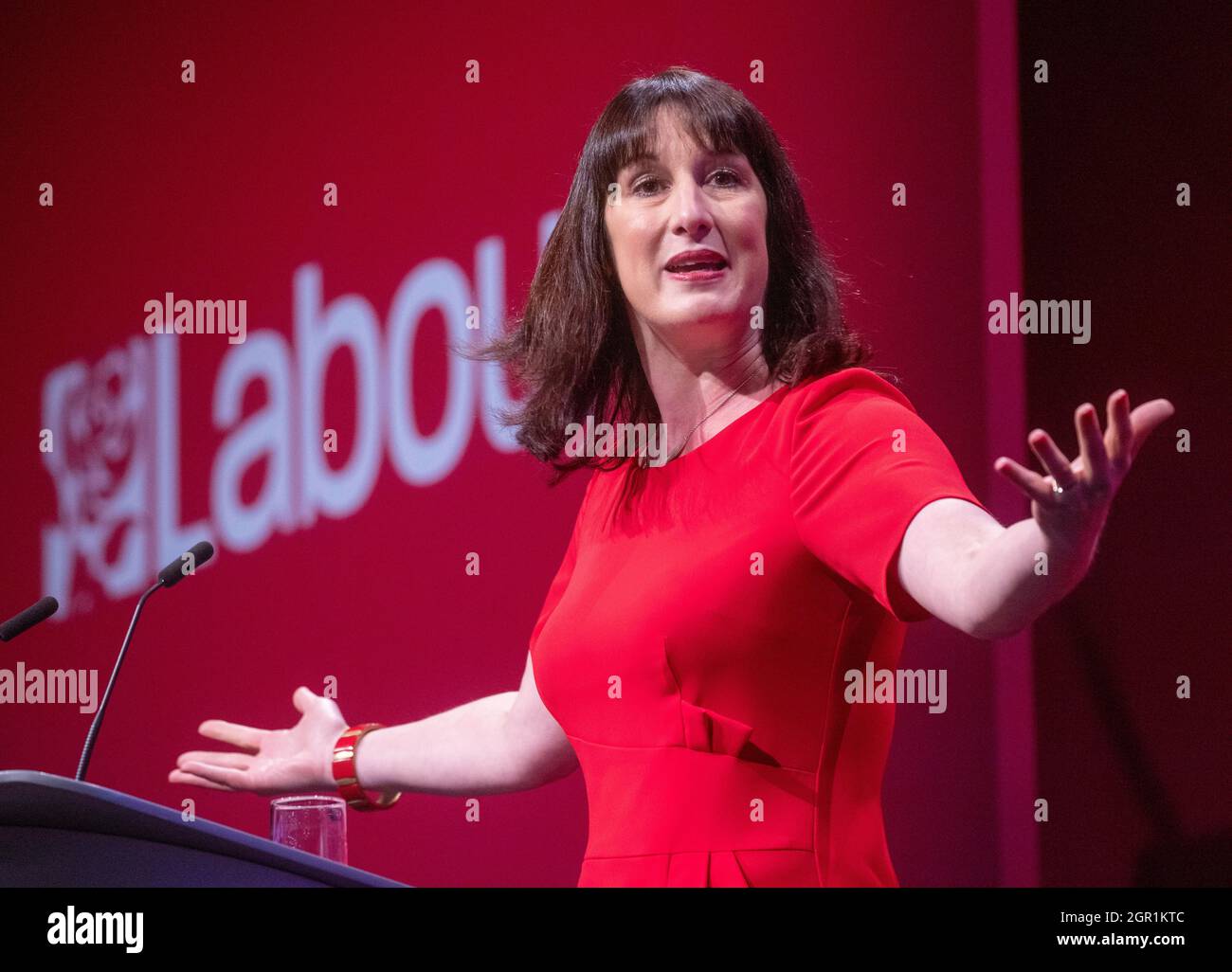 Rachel Reeves, Schattenkanzlerin der Schatzkammer, hält ihre Keynote-Rede auf der Labour Party Conference und winkt den Delegierten zu. Stockfoto