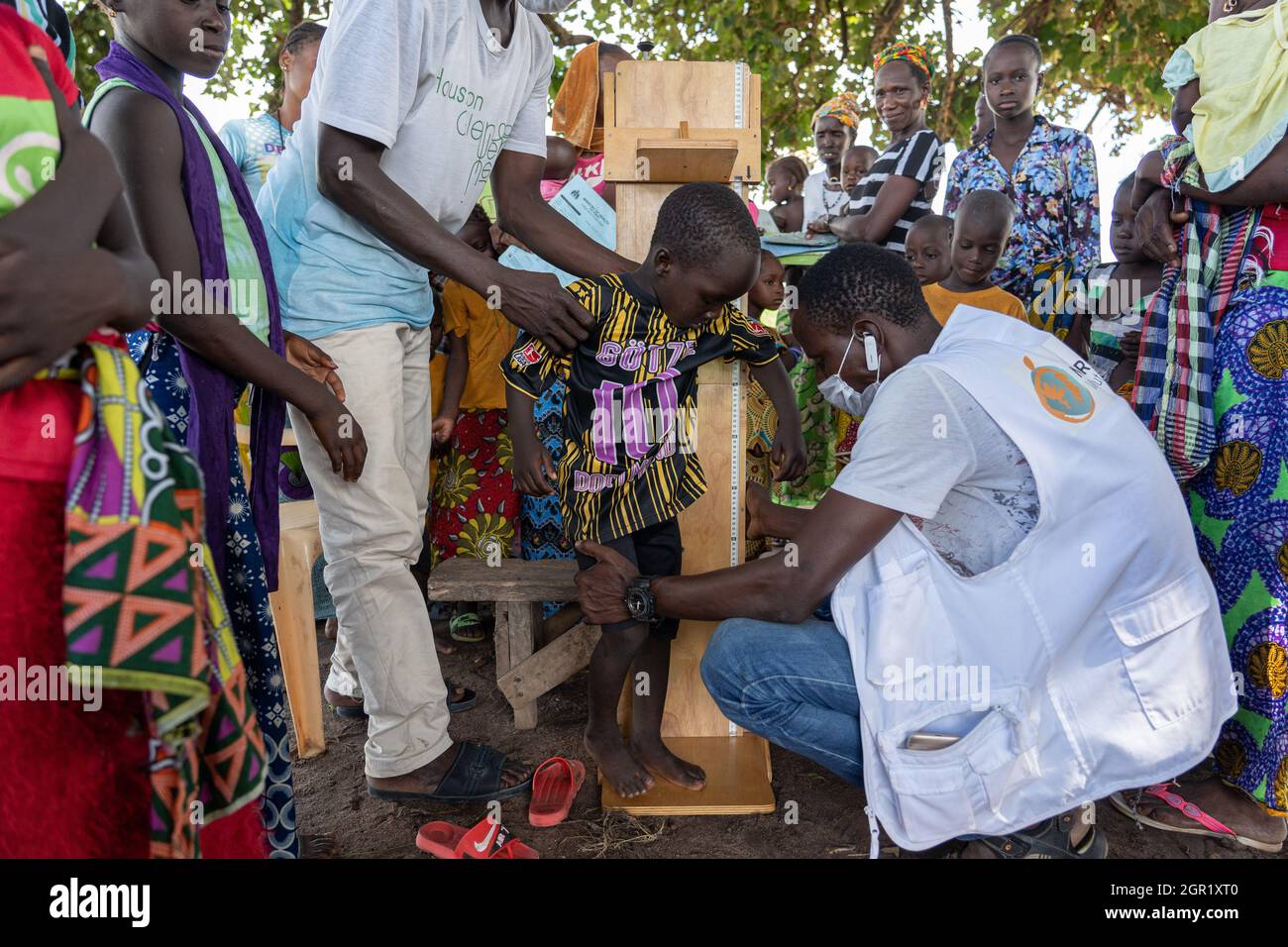 Basse, Gambia. August 2021. Gesundheitshelfer des Rehabilitations- und Bildungszentrums für Unterernährung führen im Rahmen des nationalen Programms zum Schutz vor Mangelernährung eine Körpergröße eines Kindes in den ländlichen gambischen Gemeinden durch.während der Pandemie Covid19, Die von Krankenhäusern und Gesundheitszentren durchgeführten Gesundheitsmaßnahmen wurden auf die Identifizierung und Behandlung von Covid-19-Fällen beschränkt. Nun, da sich die Beschränkungen lockern, können Maßnahmen wie das Screening zur Zielvorgabe und Behandlung schwerer unterernährter Fälle in den Dörfern des ländlichen Gambia wieder aufgenommen werden. Kredit: SOPA Images Limited/Alamy Live Nachrichten Stockfoto