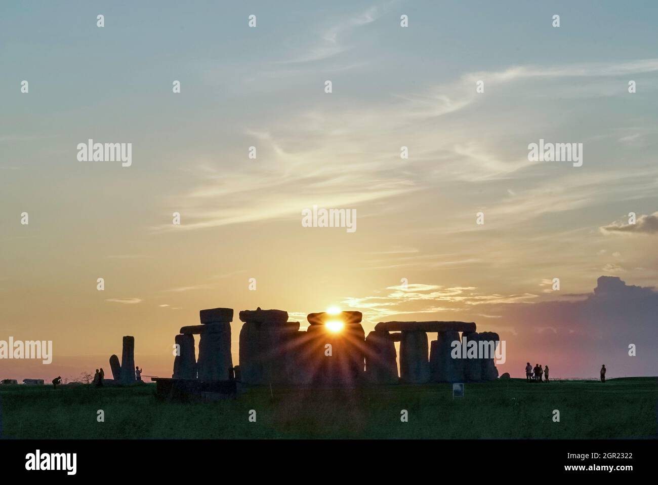 Sonnenuntergang zwischen Stonehenge Stones bei der Herbst-Tagundnachtgleiche Stockfoto