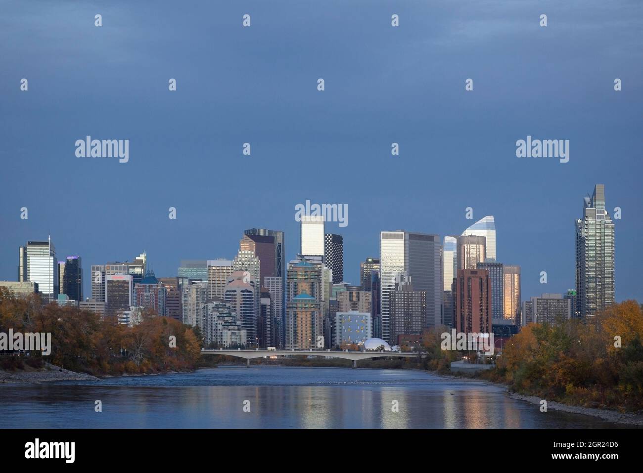 Die Skyline von Calgary und der Bow River in der Abenddämmerung, Alberta, Kanada Stockfoto