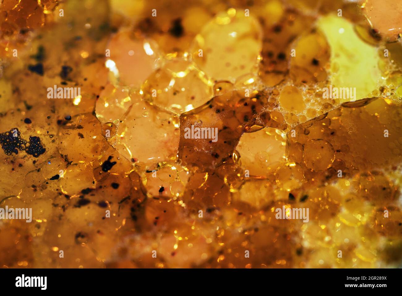 Bernsteingelber abstrakter Hintergrund mit Wabenzellenstruktur Stockfoto