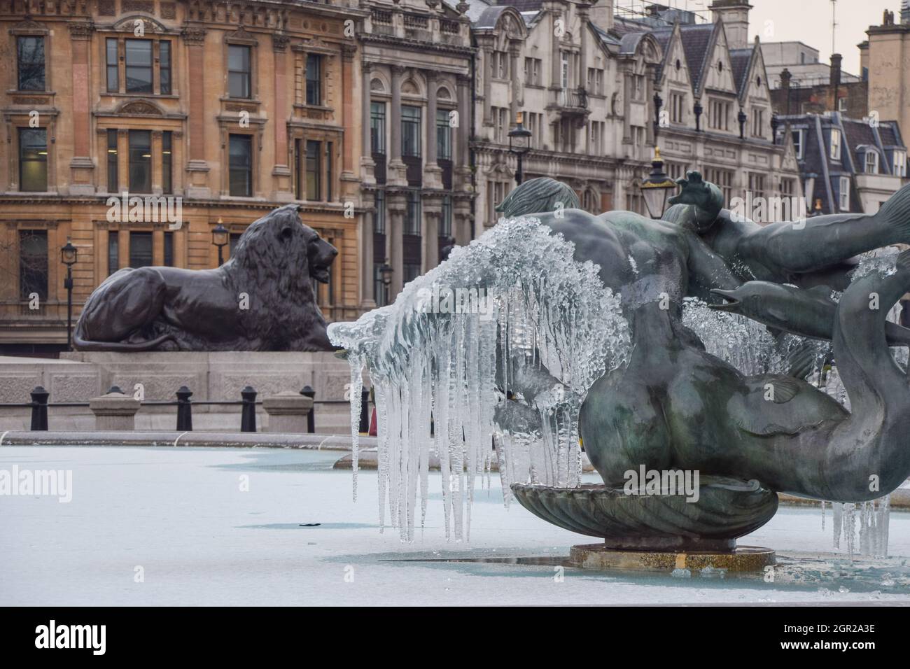 Statue des gefrorenen Springbrunnens am Trafalgar Square, London, Großbritannien 11. Februar 2021. Stockfoto