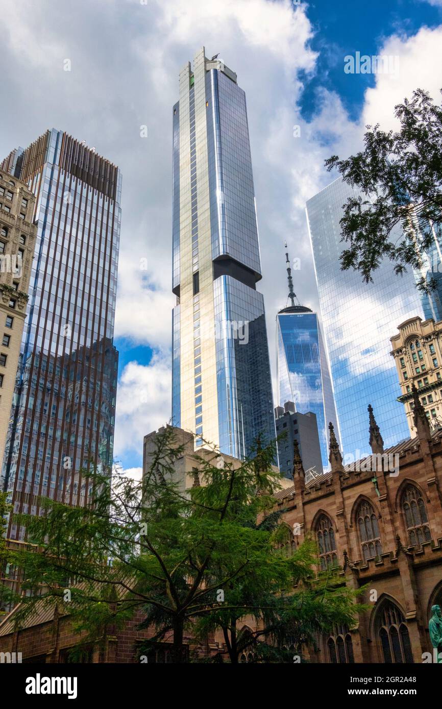 Wolkenkratzer im WTC, von der South of Trinity Church am Broadway, NYC, USA, 2021 Stockfoto