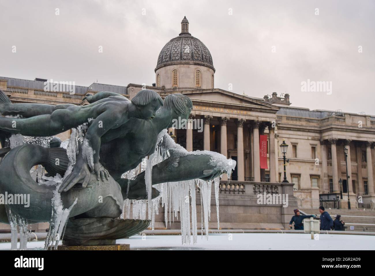 Statue des gefrorenen Springbrunnens am Trafalgar Square, London, Großbritannien 11. Februar 2021. Stockfoto