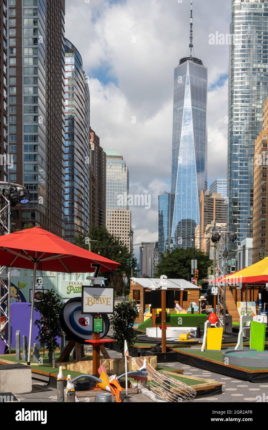Ein Pop-up-Minigolfplatz am Pier A im Battery Park, New York City, USA 2021, bietet Unterhaltung Stockfoto