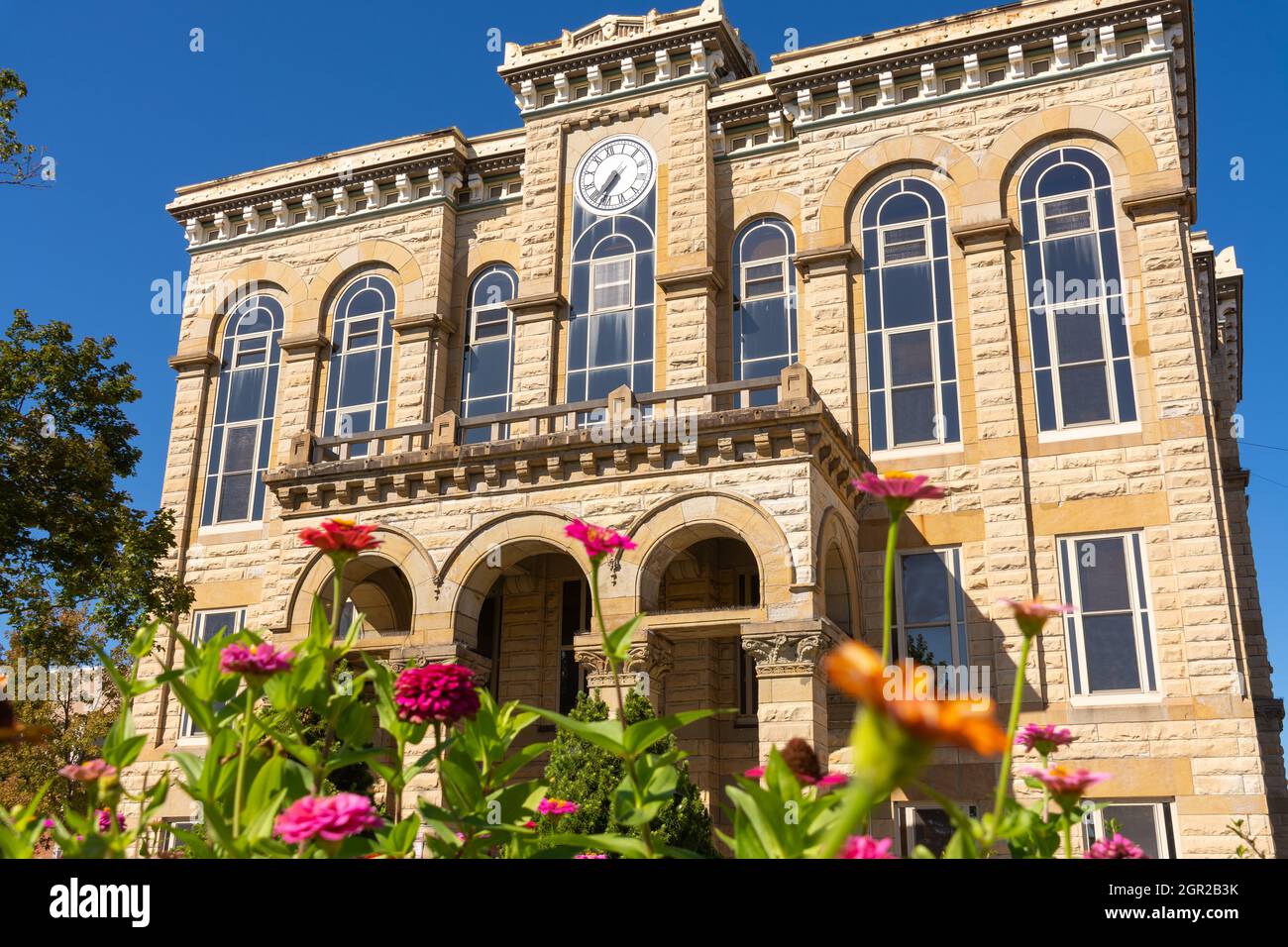 Altes Gerichtsgebäude an einem wunderschönen Herbstnachmittag. Ottawa, Illinois, USA. Stockfoto