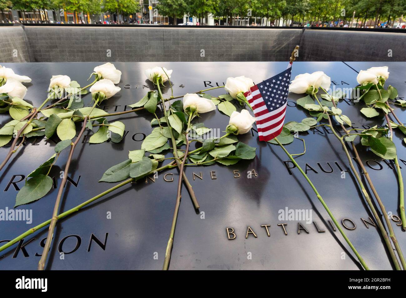 National September 11 Memorial am 20. Jahrestag des Angriffs hatte viele Blumen auf der Wall of Names, New York City, USA 2021 Stockfoto