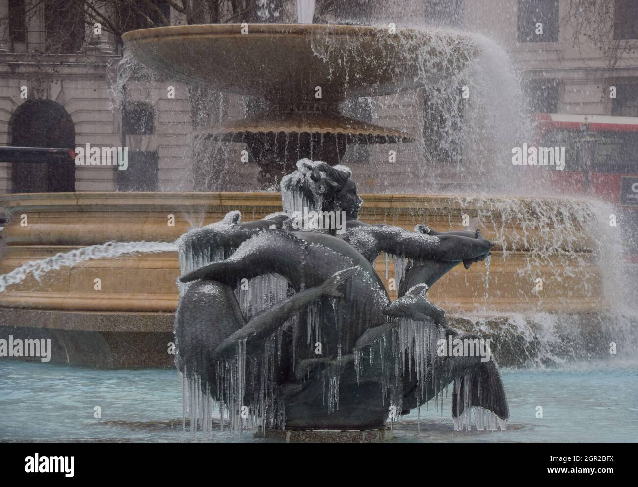 Statue des gefrorenen Springbrunnens am Trafalgar Square, London, Großbritannien 8. Februar 2021. Stockfoto
