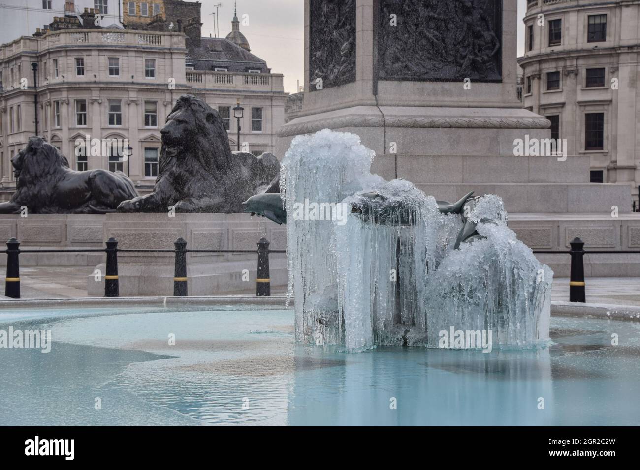 Statue des gefrorenen Springbrunnens am Trafalgar Square, London, Großbritannien 11. Februar 2021. Stockfoto