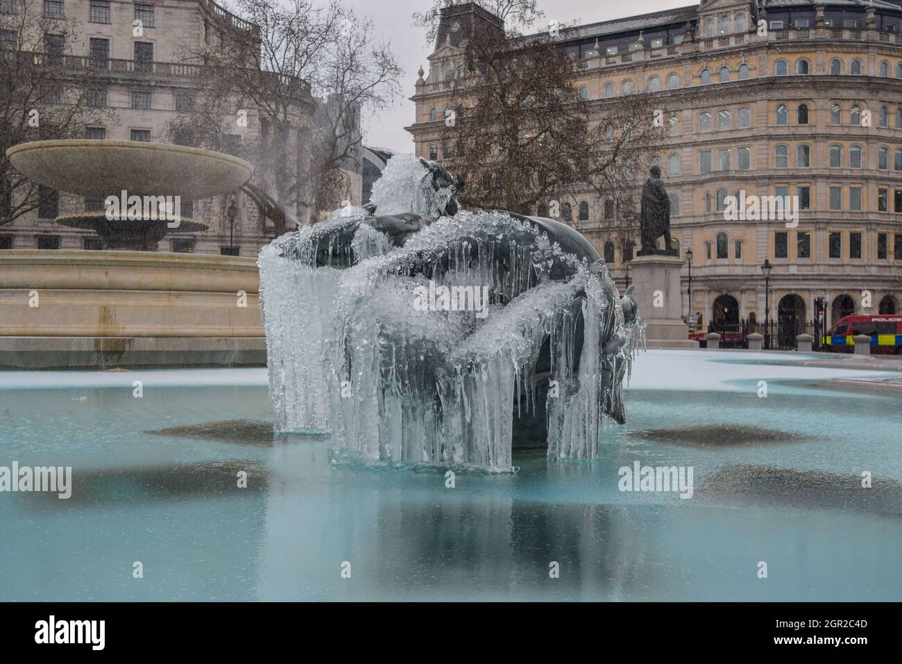 Statue des gefrorenen Springbrunnens am Trafalgar Square, London, Großbritannien 11. Februar 2021. Stockfoto