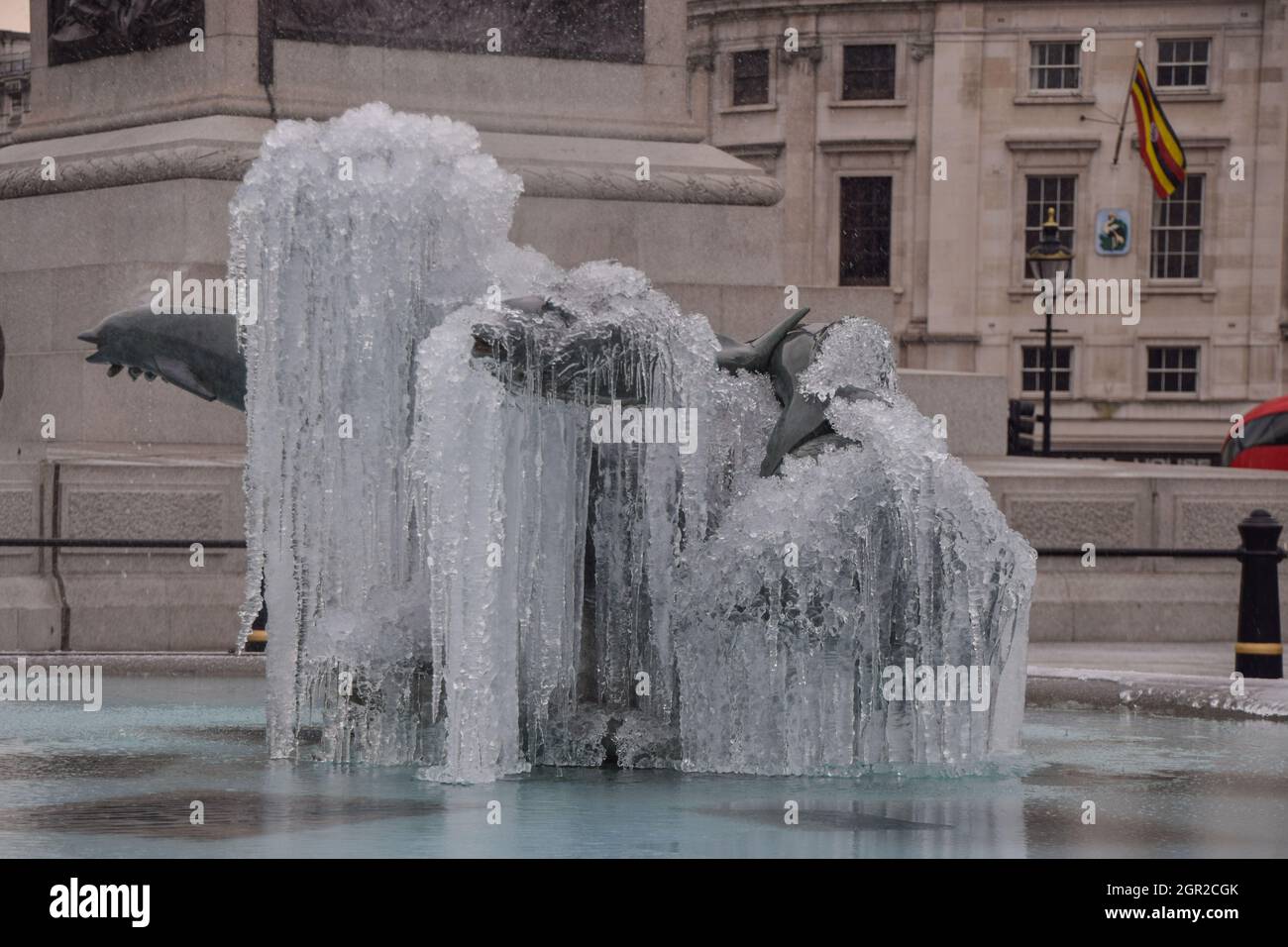 Statue des gefrorenen Springbrunnens am Trafalgar Square, London, Großbritannien 11. Februar 2021. Stockfoto