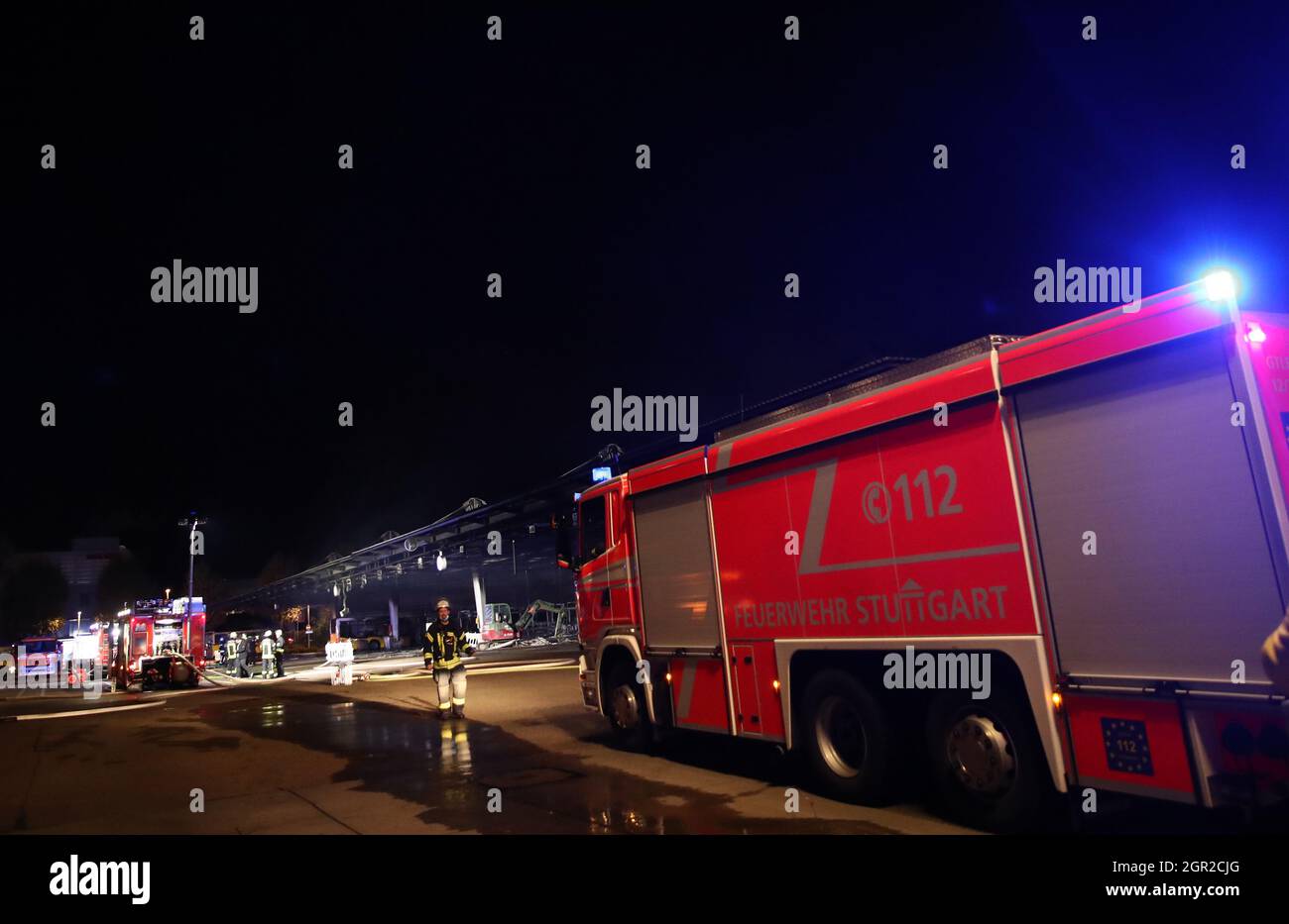 Stuttgart, Deutschland. September 2021. Feuerwehrleute stehen in einem Depot für Busse. Am Abend brannte im Busdepot des Stuttgarter Verkehrsvereines. Mehrere Fahrzeuge sind in Brand. Quelle: Tom Weller/dpa/Alamy Live News Stockfoto