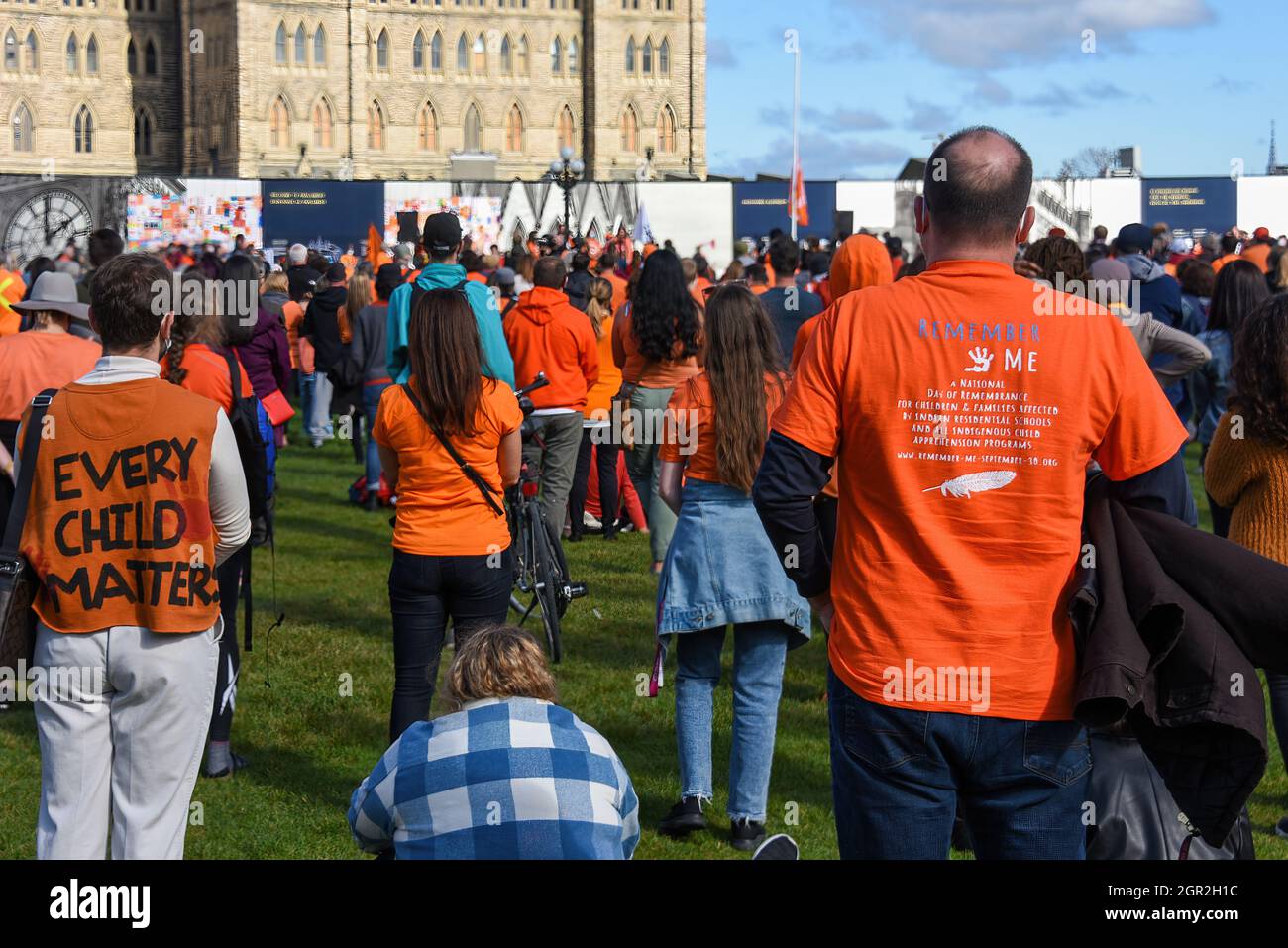Ottawa, Kanada – 30. September 2021: Eine Menschenmenge versammelt sich auf dem Parliament Hill zum National Day for Truth and Reconciliation, auch bekannt als Orange Shirt Day. Der Tag wurde 2021 von der kanadischen Regierung zum ersten Mal zum Bundesfeiertag erklärt, angesichts der Enthüllungen von über 1.000 unmarkierten Gräbern in der Nähe ehemaliger Wohnschulen. Stockfoto